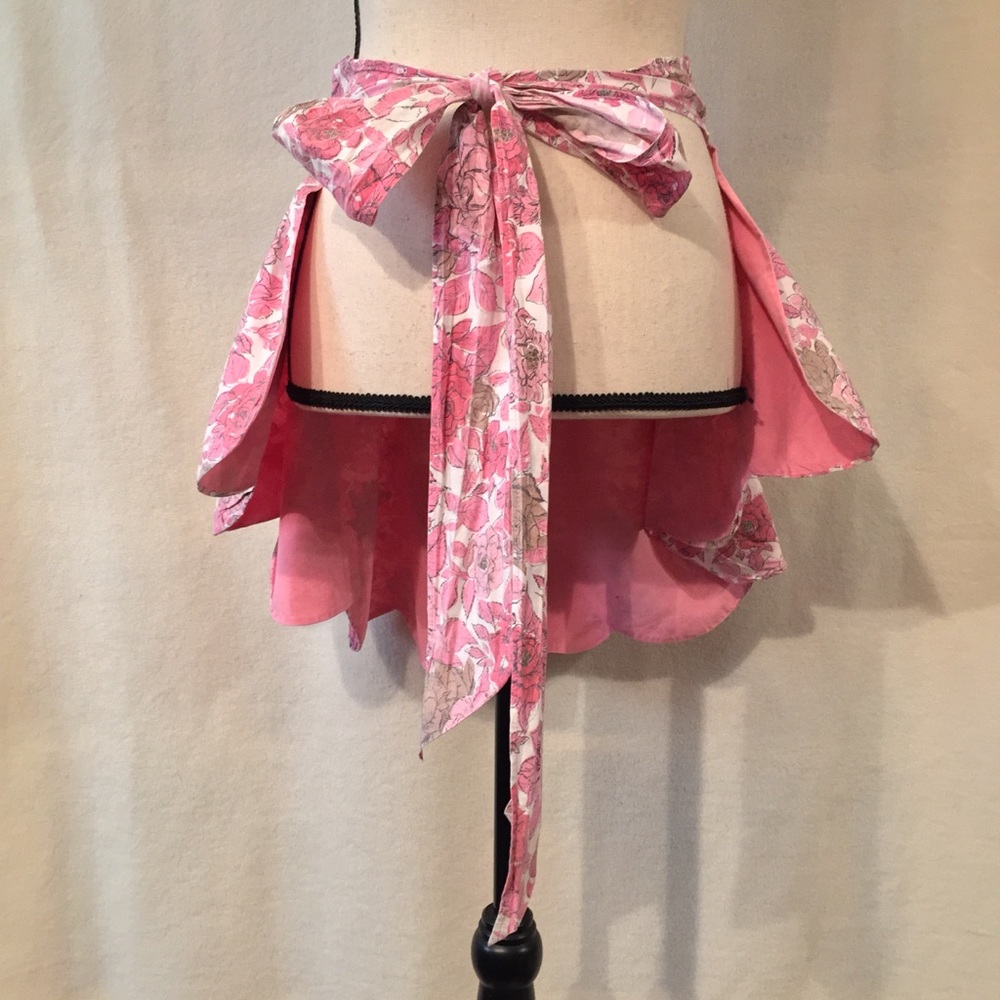 Vintage hand made pink rose floral print scalloped half apron - Picture 3 of 6